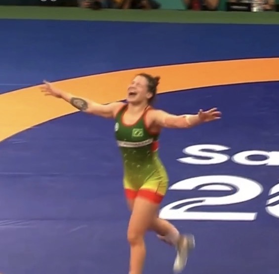 RELEMBRE O DIA HISTÓRICO EM QUE 🥇 LAÍS NUNES: FILHA DE BARRO ALTO QUE CONQUISTOU O OURO E O MUNDO!