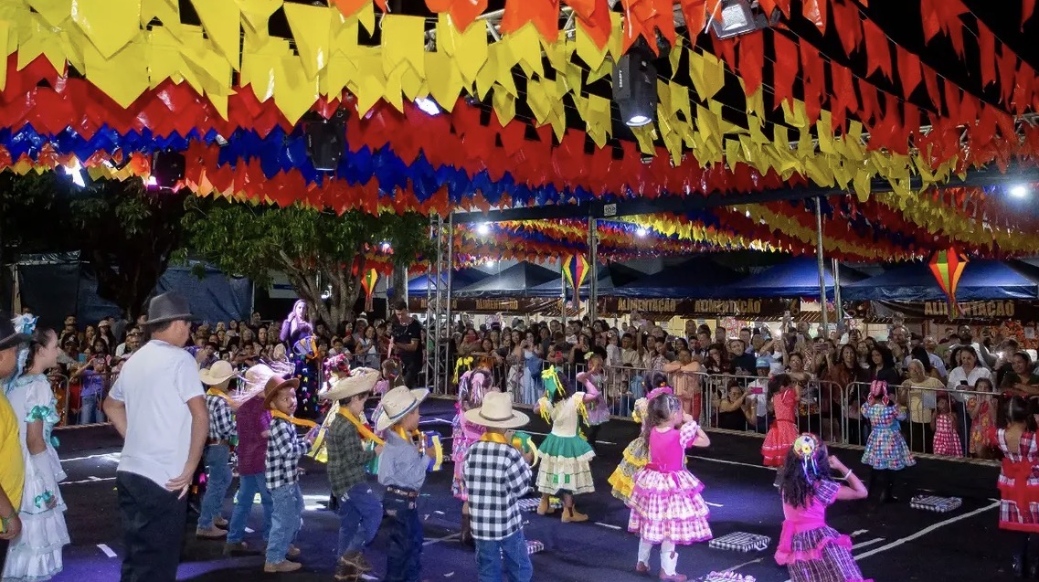 A 17ª FESTA JUNINA DE BARRO ALTO FOI ENCERRADA COM GRANDE SUCESSO O ENCERRAMENTO FOI MARCADO PELA ANIMAÇÃO DA BANDA MOLLEKES DO FORRÓ, QUE LEVOU O PÚBLICO A DANÇAR E CELEBRAR A CULTURA NORDESTINA.