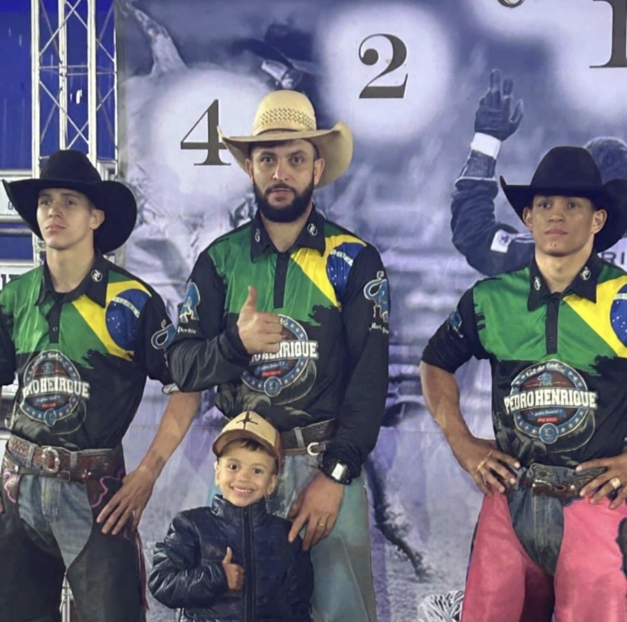 PEÃO DE BARRO ALTO CONQUISTA 2º LUGAR NA EXPOAGRO DE URUAÇU E LEVA O NOME DA CIDADE AO PÓDIO