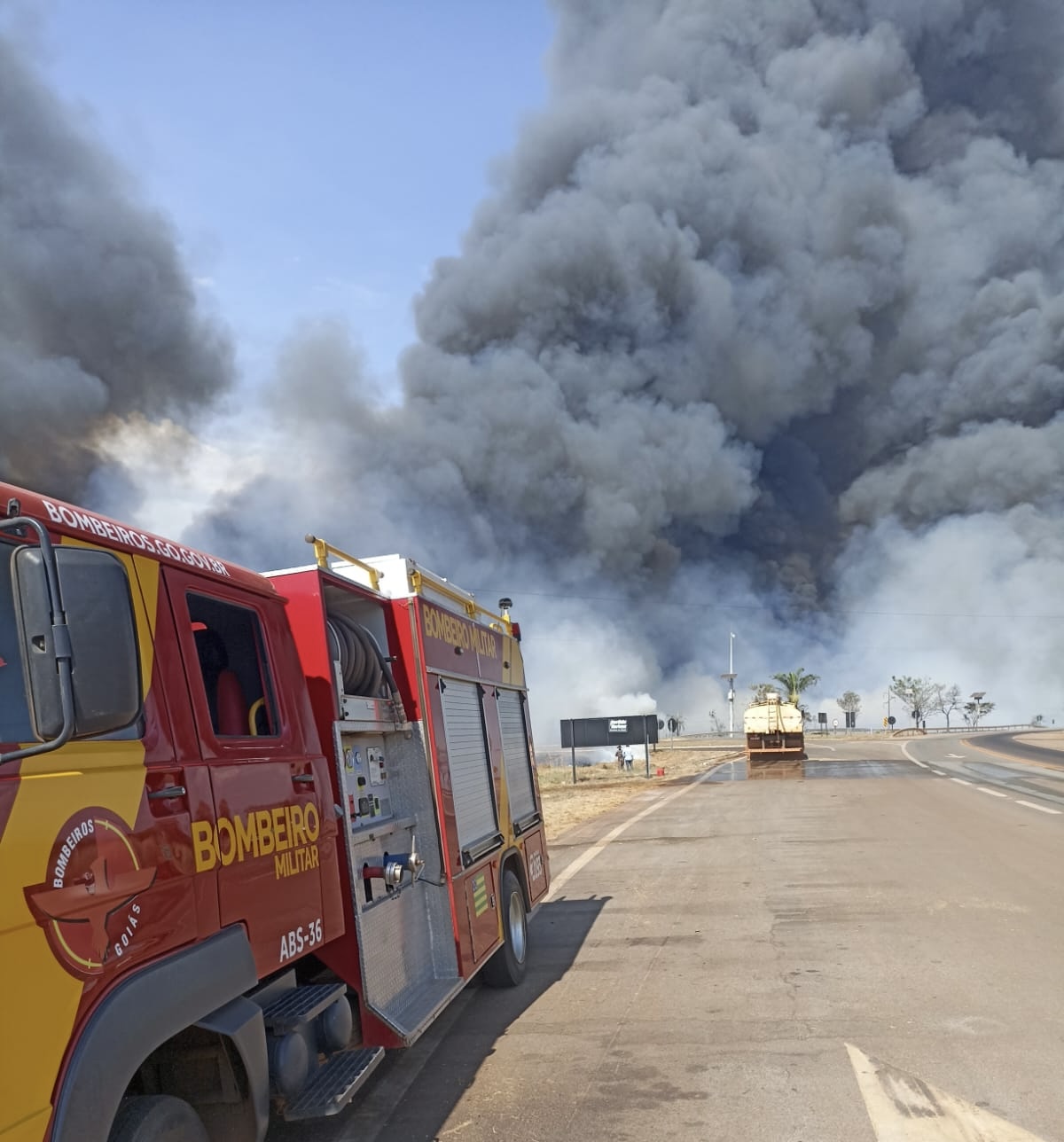 BOMBEIROS MOBILIZAM FORÇA-TAREFA E CONTROLAM INCÊNDIO DE GRANDES PROPORÇÕES EM BARRO ALTO-GO